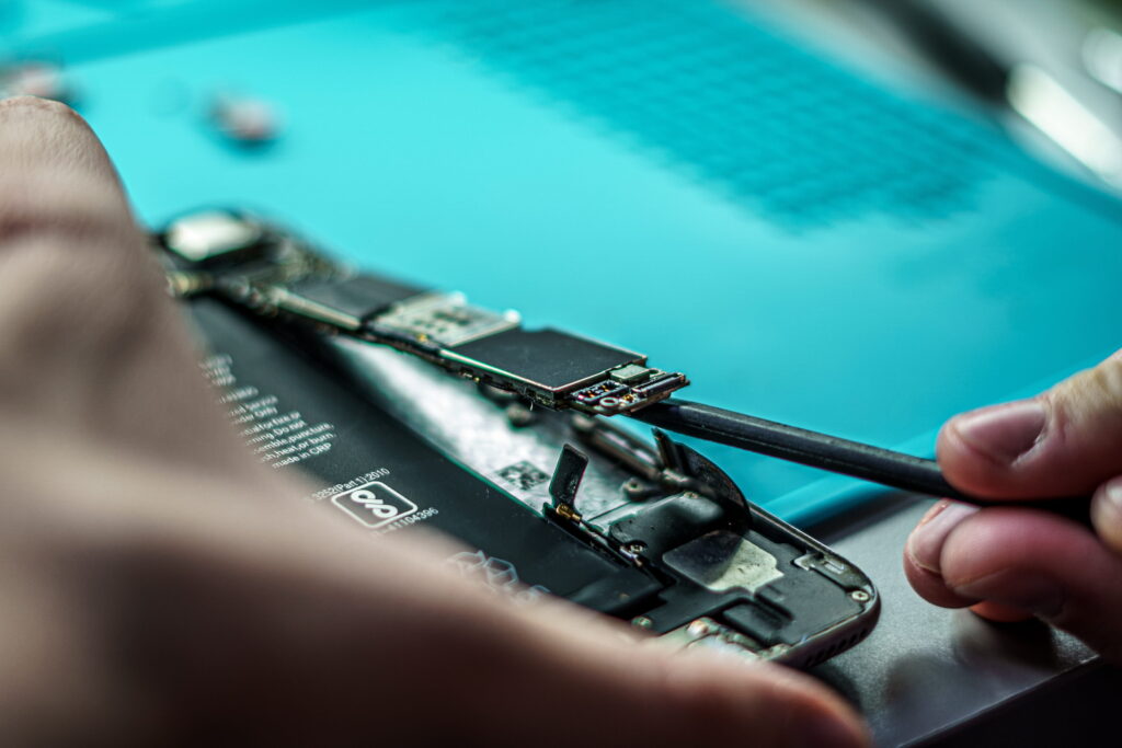 closeup shot person repair mobile mobile repair smartphone workshop (1)